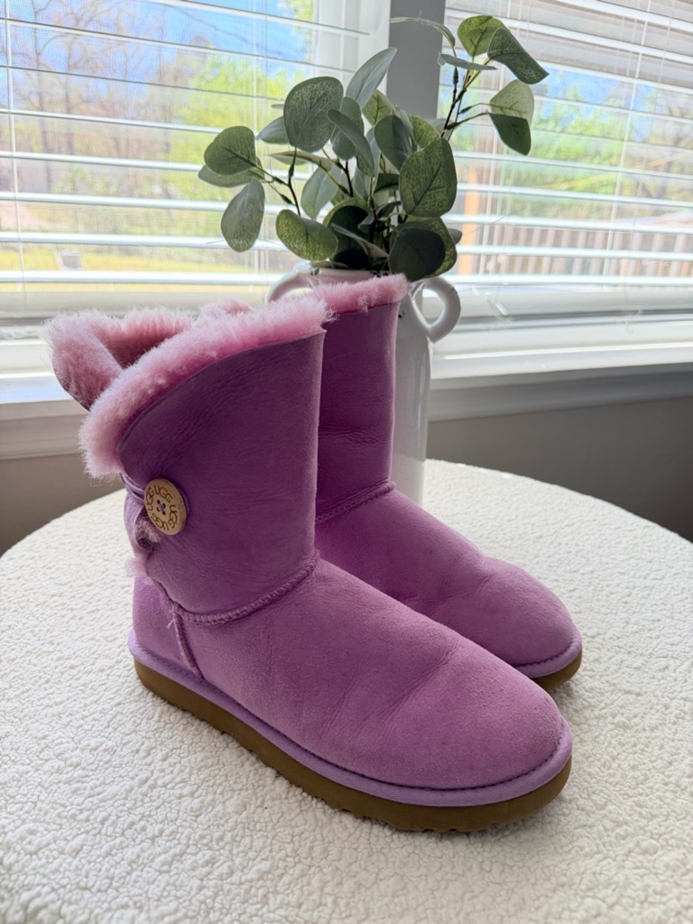 UGG JELLYFISH BAILEY BUTTON SUEDE/ SHEEPWOOL BOOTS, WOMEN US 8